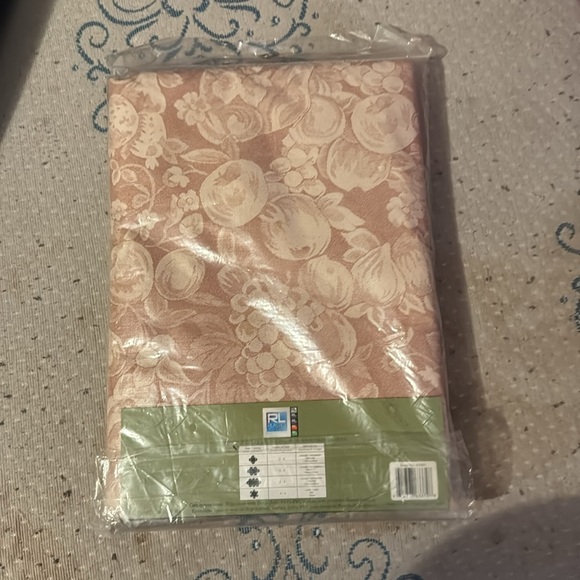 Flannel back tablecloth - Picture 2 of 5